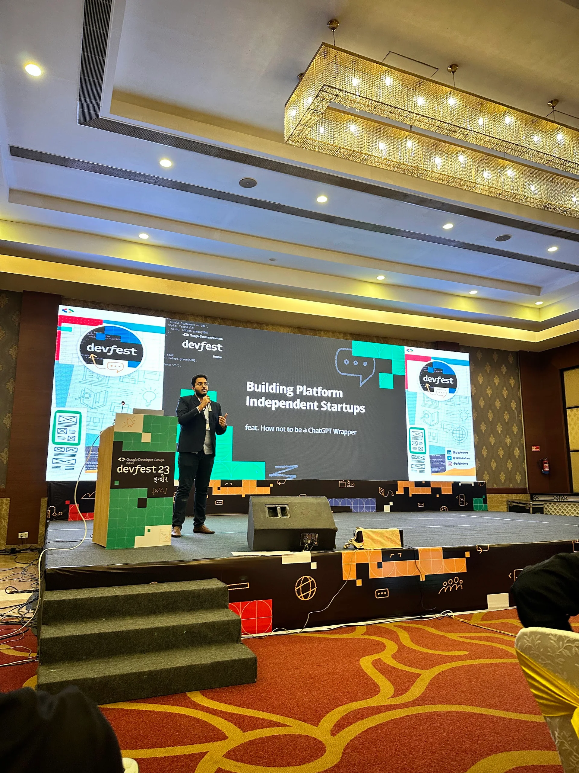 Adeen on stage at DevFest '23, presenting Building Platform Independent Startups